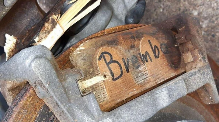 Compra una Mercedes da sogno, ma è una truffa: freni di legno