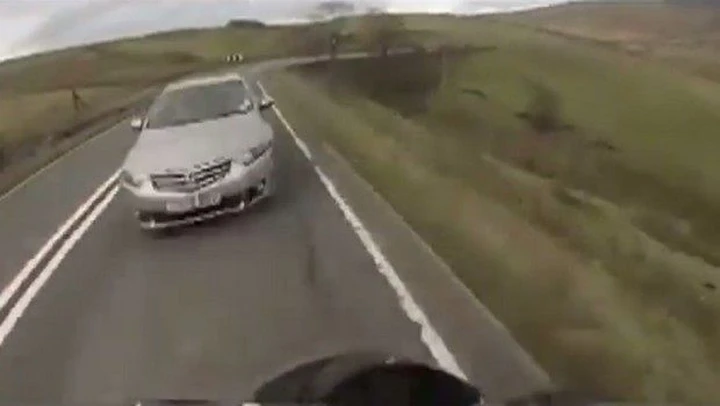Motociclista deve scegliere tra burrone e frontale [video]