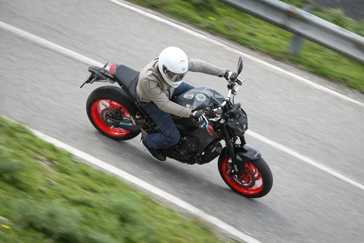 Yamaha MT-09 2021: sull'Etna per la prova su strada della naked tre cilindri (Video)