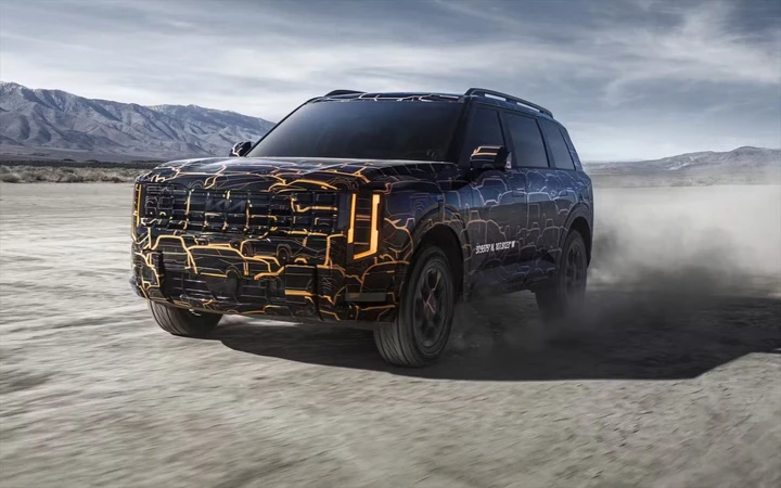 Kia Telluride camuffata come opera d'arte: sotto ha un motore V6