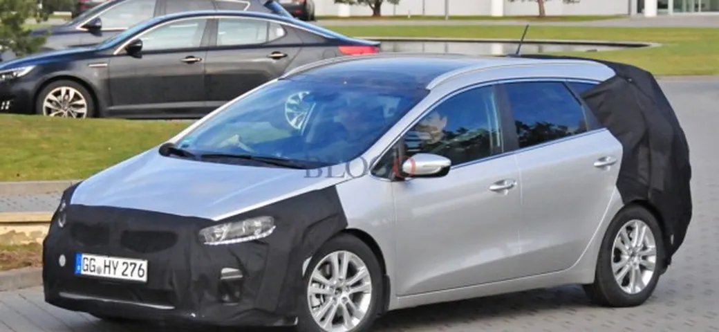 Kia Cee'd facelift: foto spia della Station Wagon
