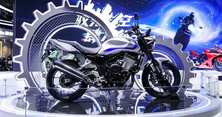 Honda CB500 Super Four: 80 CV e tecnologia E-Clutch per la nuova naked