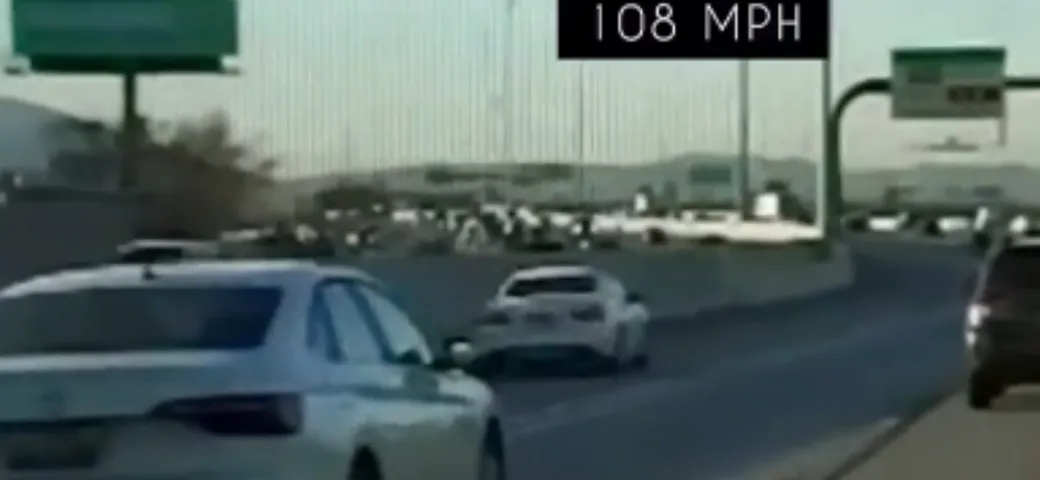 Polizia insegue e ferma auto che corre in autostrada: a bordo anche un bimbo [Video]