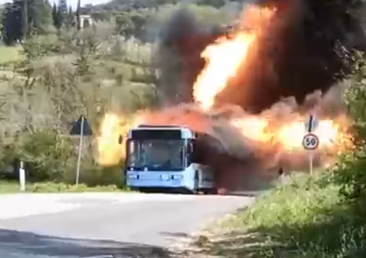 Ecco cosa succede se l'autobus a metano va a fuoco [Video]
