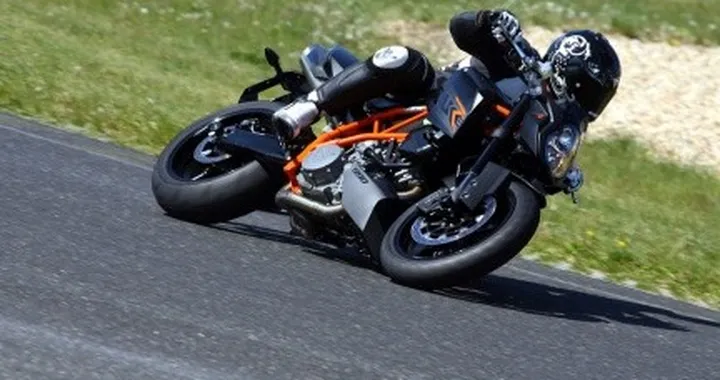 Test KTM 990 Super Duke R e 950 Supermoto R