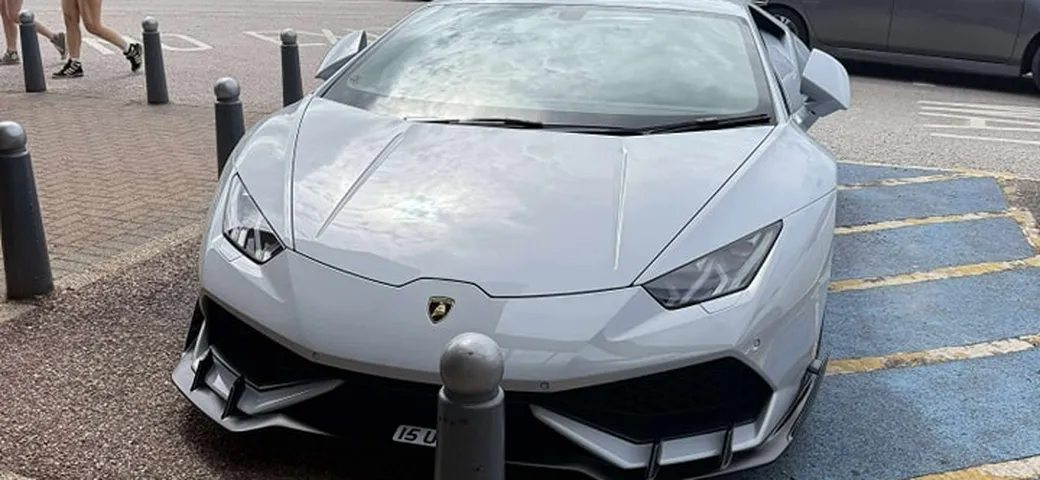 Indignazione per Lamborghini Huracan in un posto per disabili: ma c'è una ragione