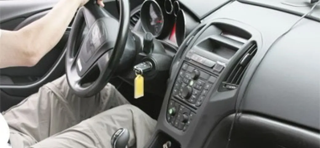 Opel Astra 2009: foto spia degli interni