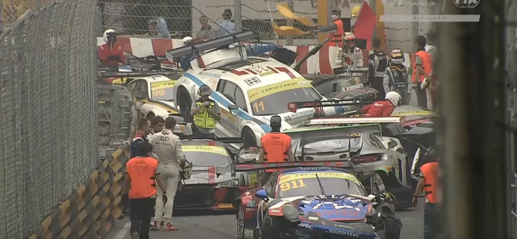 FIA GT Macau: l'incidente si trasforma in un maxi tamponamento!