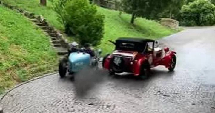 L'incredibile sorpasso dell'Alfa Romeo sulla Bugatti alla 1000 Miglia 2024 | Video