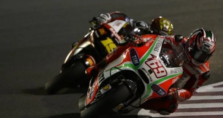 Hayden: "sono riuscito a gestire le gomme". Rossi: "Barbera mi ha spinto fuori"