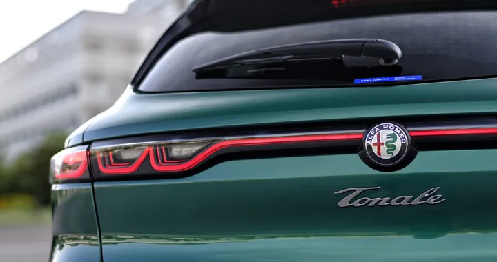 Alfa Romeo, ufficiale la rinuncia al 100% elettrico: la nuova strategia in un mercato chiave