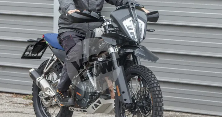 KTM 390 Enduro: le prime foto spia. E se arrivasse in versione Supermoto?