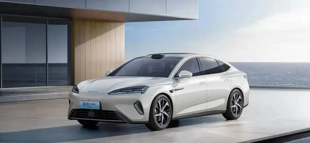 BYD aggiorna Seal 07 DM-i 2026: range elettrico fino a 230 km