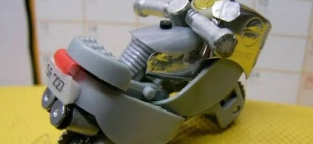 Come trasformare due accendini in una micro-moto /video