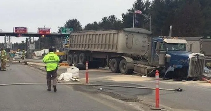 Un TIR va a sbattere contro il casello [Video]