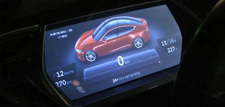 Tesla: la batterie della sue auto si degradano solo del 12% dopo 320.000 km
