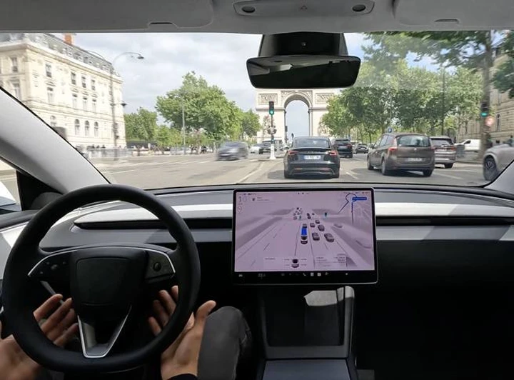 Tesla fa le prove di guida autonoma integrale sulle strade d'Europa