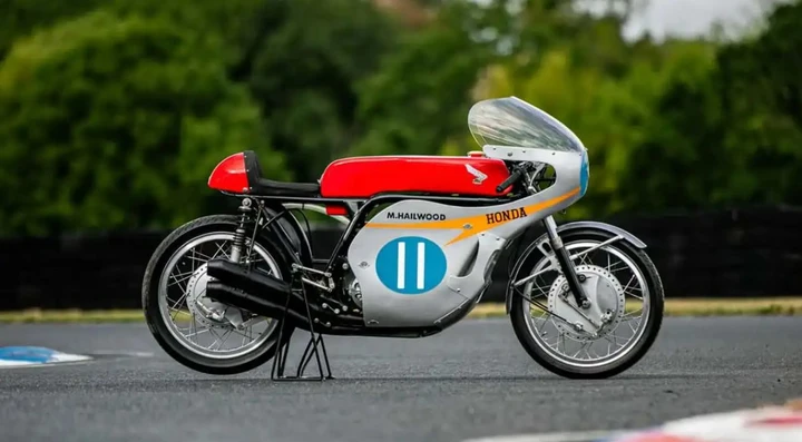La Honda RC173 di Mike Hailwood va all’asta: vale fino a 1,1 milioni