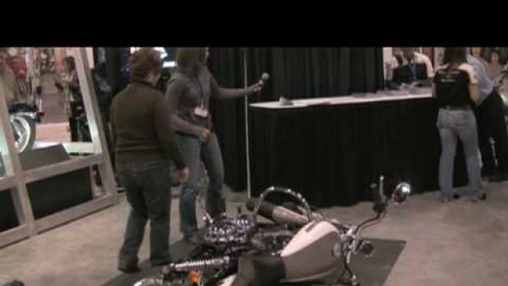 Video: come sollevare una moto da terra