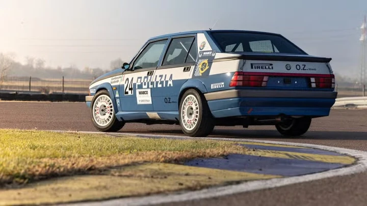 La leggendaria Alfa Romeo 75 da rally della Polizia cerca un nuovo proprietario