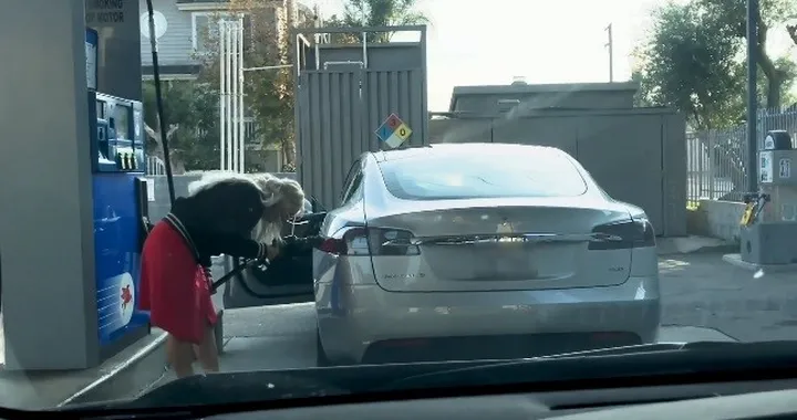 Il video della donna che fa il pieno alla Tesla