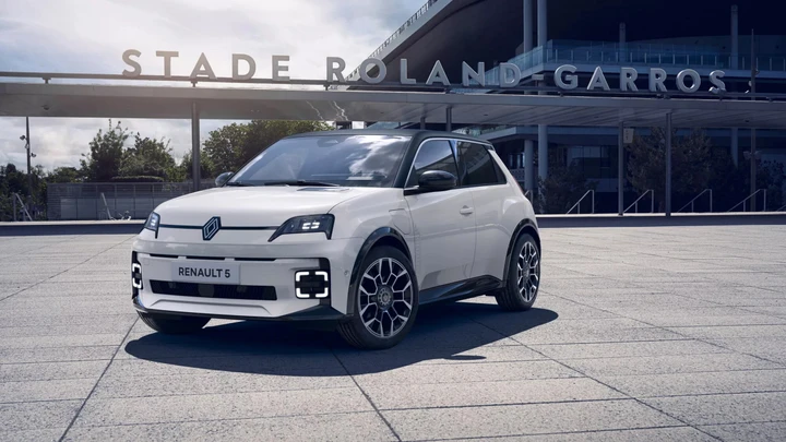 La nuova Renault 5 E-Tech Electric Roland-Garros al noto torneo di tennis