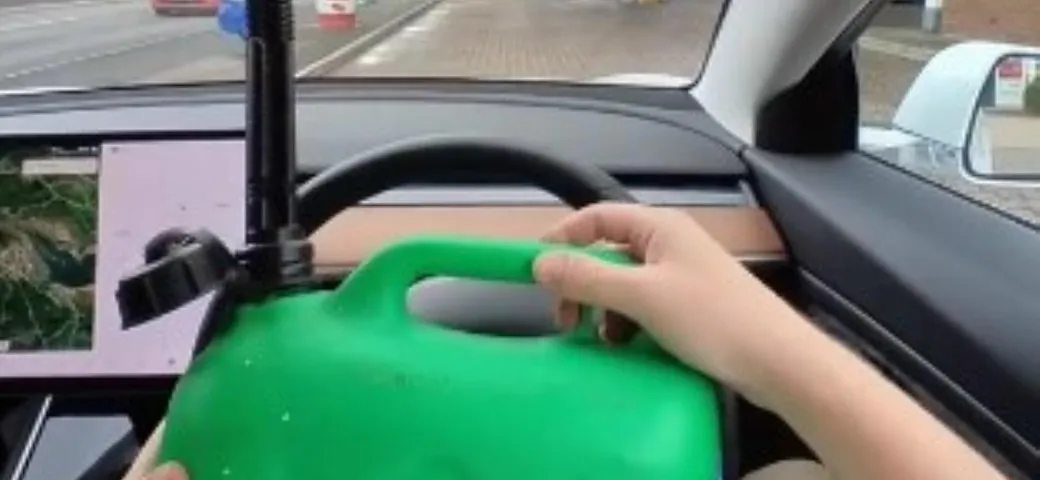 Crisi carburanti in UK: il proprietario Tesla deride gli automobilisti in coda [Video]
