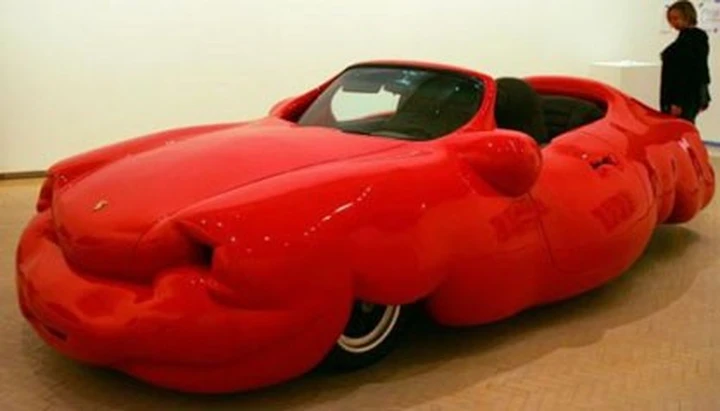 Una Porsche con la cellulite