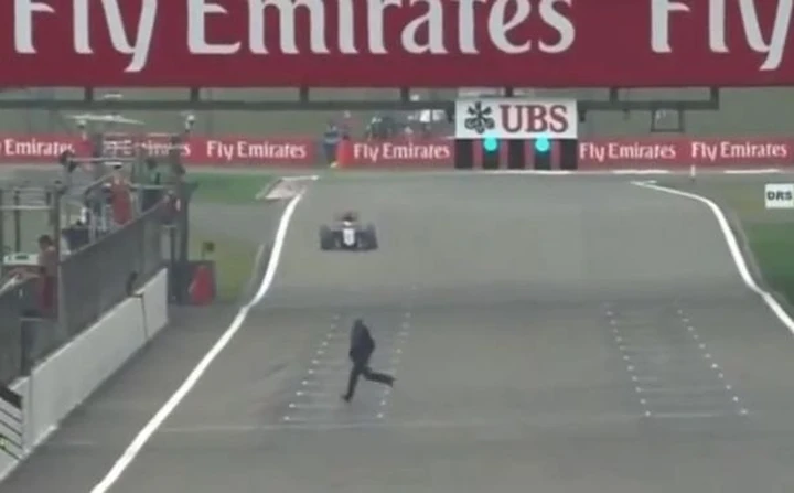 GP Cina F1: tifoso invade la pista [Video]