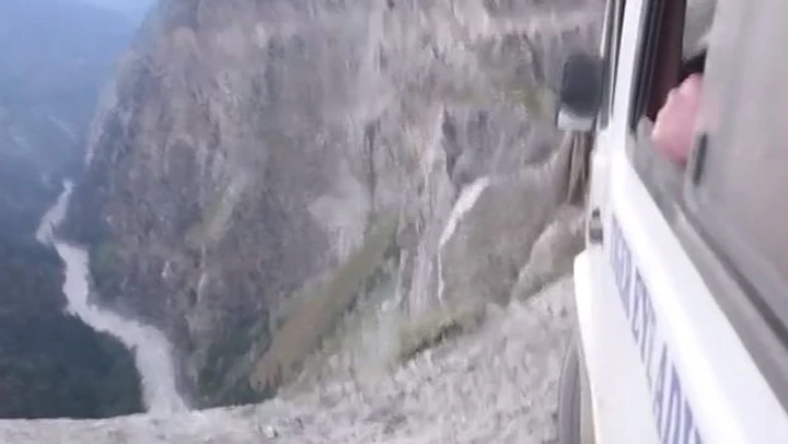 In cima all'Himalaya, guidando sul precipizio [Video]