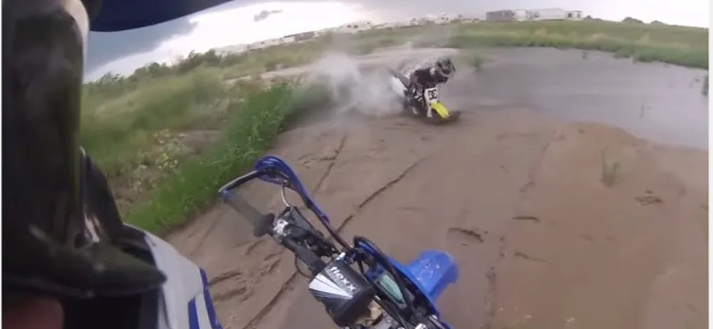 Quando la moto da enduro finisce nel fango [Video]