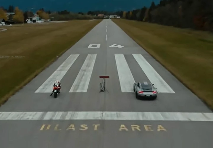 Porsche 911 GT2 RS vs Ducati Panigale: chi vince la drag race? [Video]