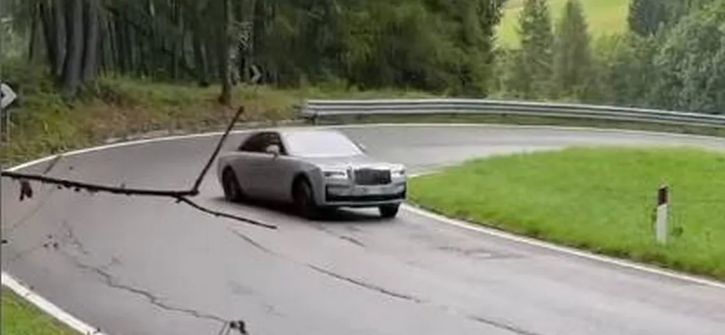 Rolls-Royce Ghost in stile auto da rally: drifting in montagna | Video