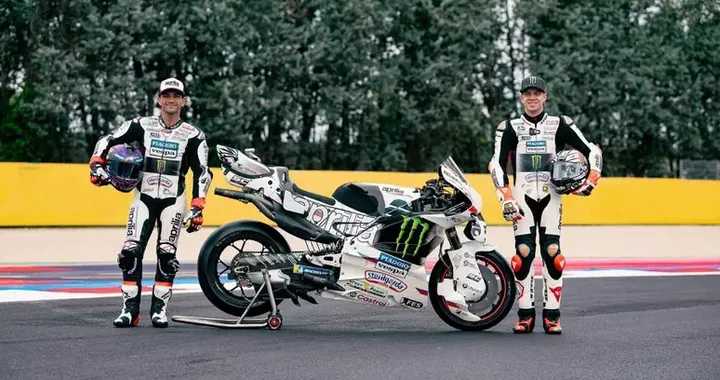 Aprilia corre in bianco a Misano: omaggio a Vespa e Gilles Villeneuve