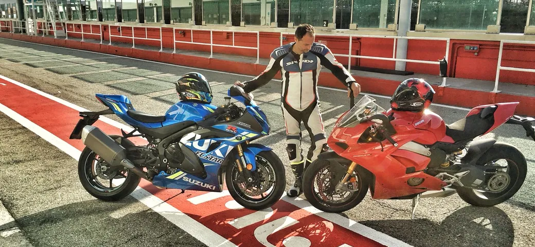 Ducati Panigale V4S vs Suzuki GSX-R 1000R: la prova sul circuito di Misano
