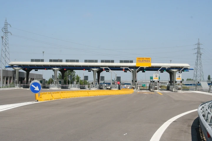 Fa inversione a U in Autostrada per pagare il Telepass: fermato dalla polizia