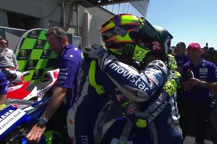 Sepang: Rossi e Lorenzo, addio rancori? Quel doppio tocco di spalla che chiude la “guerra” in MotoGP