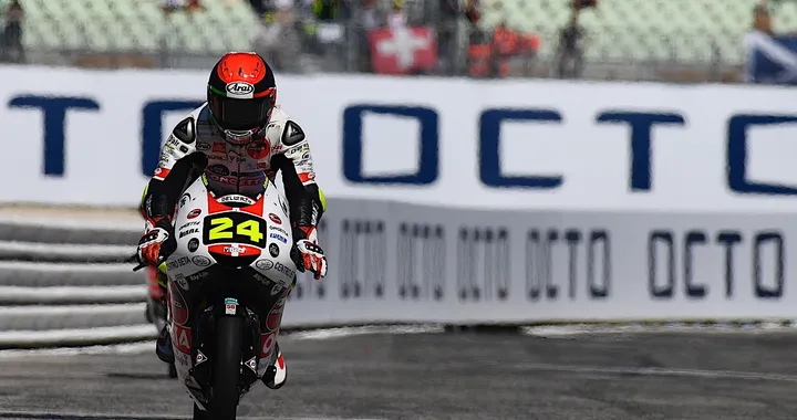 Moto3-crash, Suzuki “brucia” in volata McPhee e Arbolino. Dalla Porta penalizzato, Canet out.