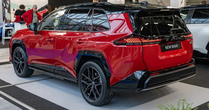 Nuova Toyota RAV4, sesta generazione con Plug-In Hybrid da 304 CV