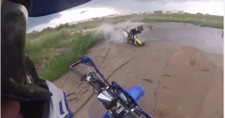 Quando la moto da enduro finisce nel fango [Video]