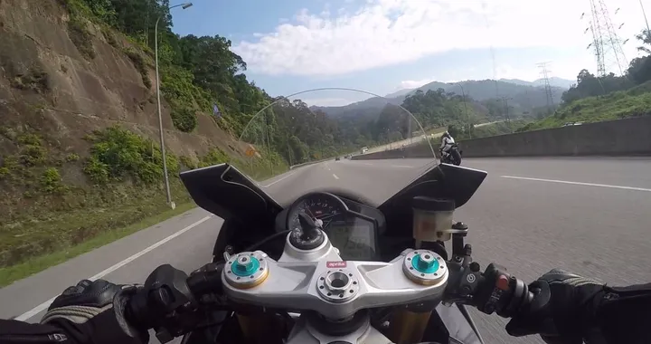 Aprilia RSV4 vs BMW S1000RR, corsa folle in autostrada