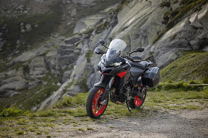 Ducati Multistrada V2 S 2024: debutta la nuova livrea Black & Street Grey [FOTO]