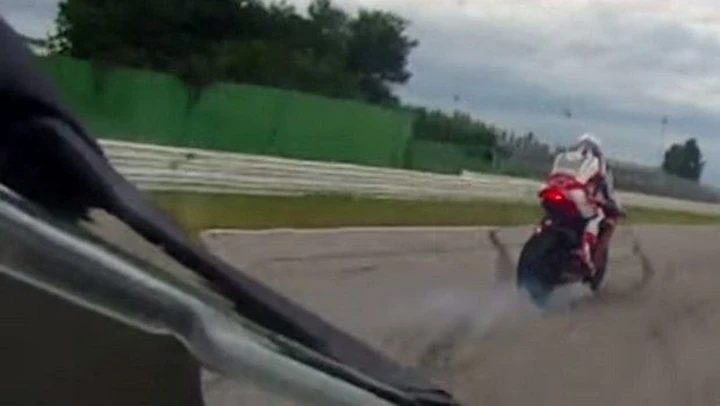 Troy Bayliss si esibisce nel burn-out con la gomma anteriore [video]