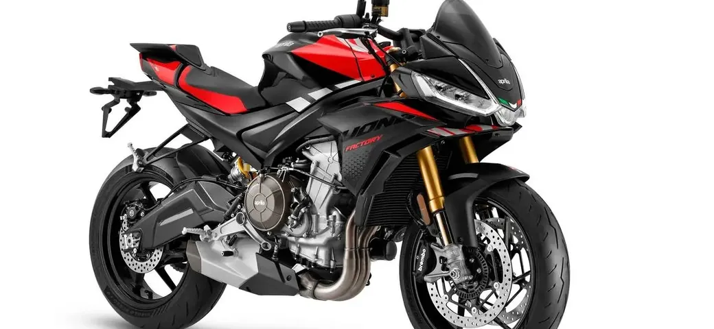 Aprilia Tuono 660 Factory 2025: 105 CV, sospensioni Öhlins e elettronica Avanzata