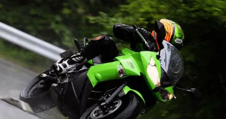 Spiata la Kawasaki Ninja 400R 2011