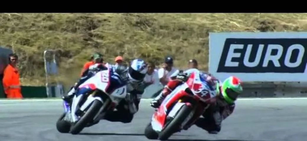 Superstock 1000, Brno: Sylvain Barrier piega Davide Giuliano