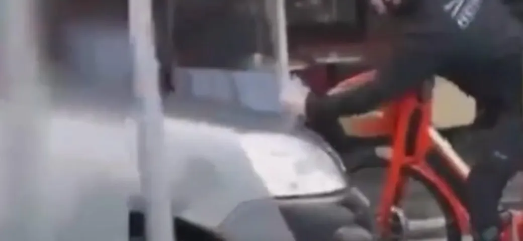 Shock: automobilista prende a pugni un ciclista e lo getta nel fiume [Video]