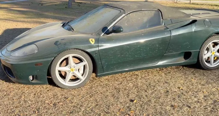 L'agricoltore che recupera e restaura Ferrari e Lamborghini in mezzo alle galline