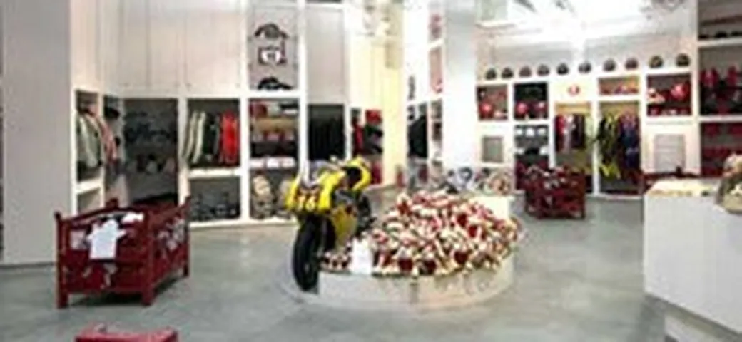 Capirossi inaugura il primo store Ducati