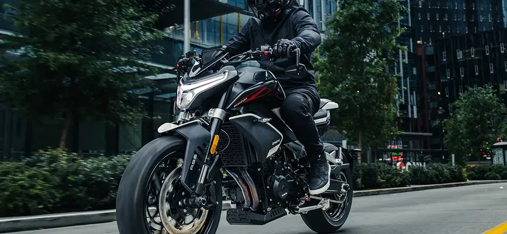 CFMoto 800NK 2025: la naked che sfida i giganti ad un prezzo super competitivo
